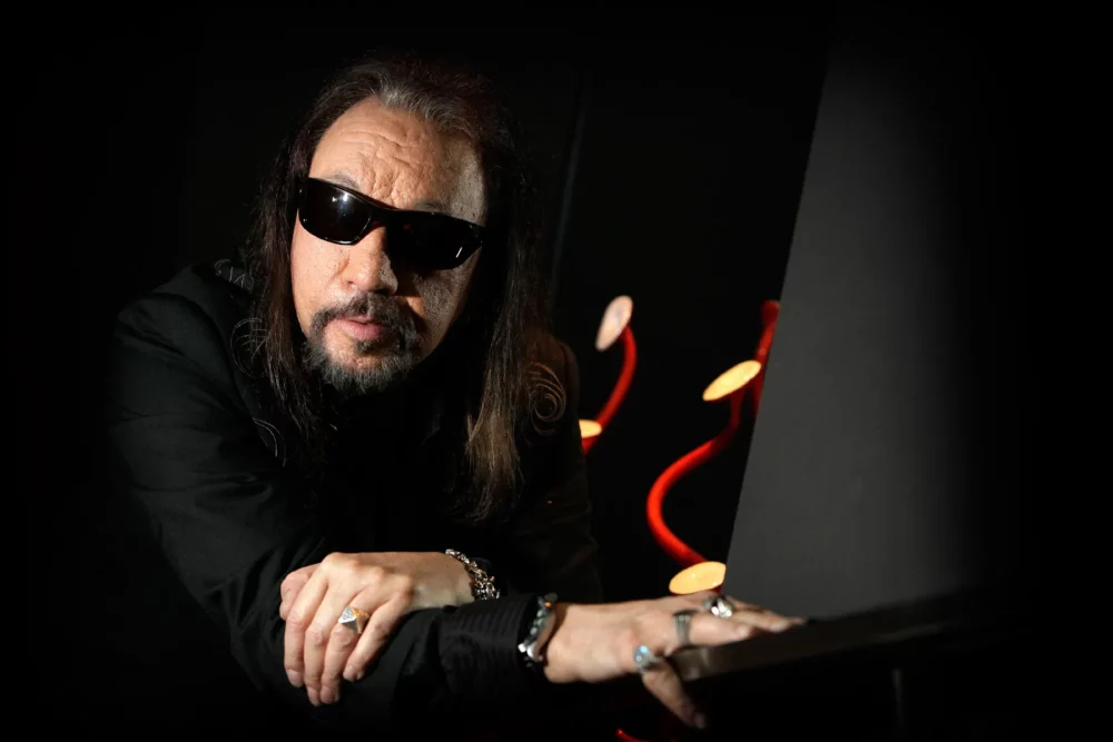 ACE FREHLEY apresenta faixa-título, capa e tracklist de seu próximo álbum, ‘10,000 Volts’