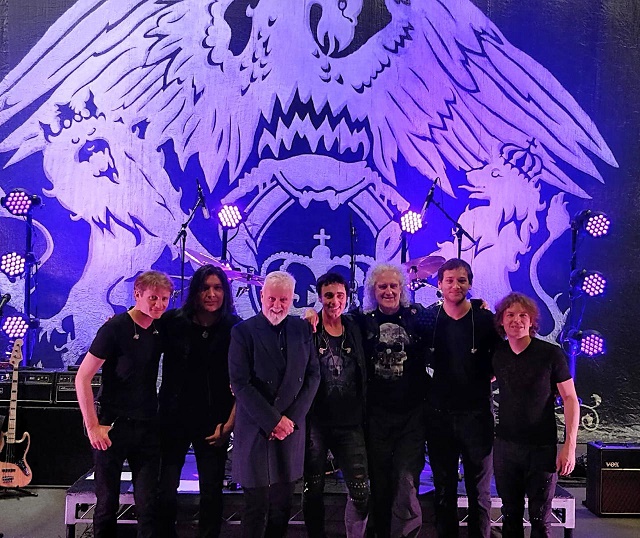 Queen Extravaganza: Confira foto de ensaio e vídeo com Brian May falando sobre performance com Alírio Netto
