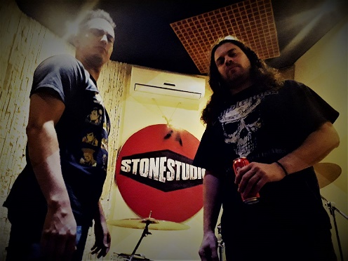 Vocalista brasileiro estreia em “Ancient Arts Of Survival”, novo disco do grupo norte-americano SUNRUNNER