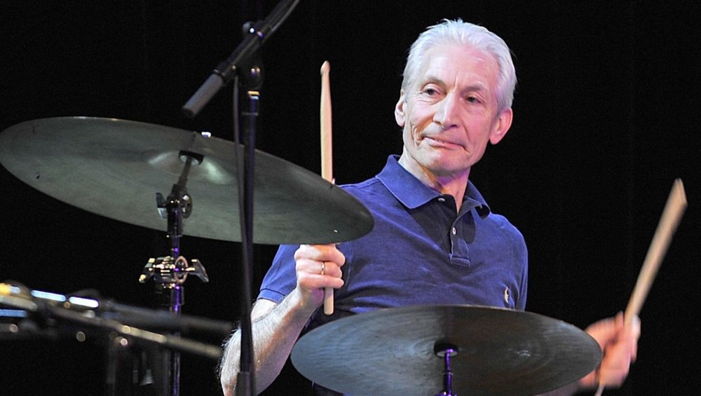 CHARLIE WATTS passa por cirurgia de emergência e está fora da turnê do ROLLING STONES