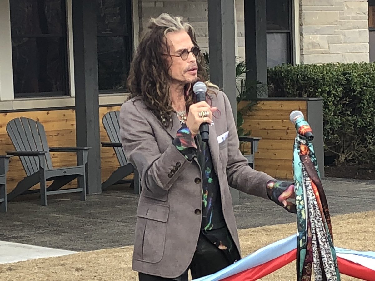 STEVEN TYLER inaugura casa para mulheres vítimas de abuso