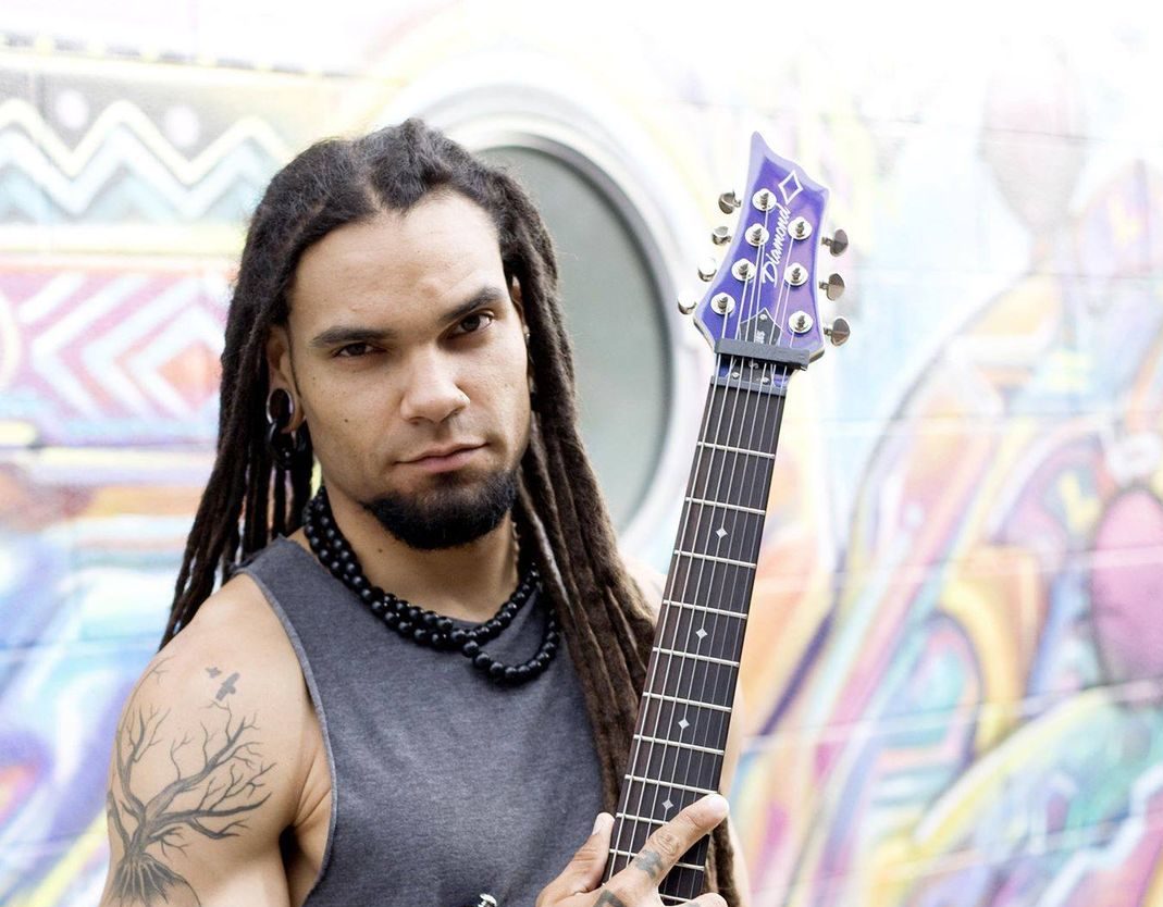 GUSTROYER: virtuoso guitarrista lança single da música “Fortitude”