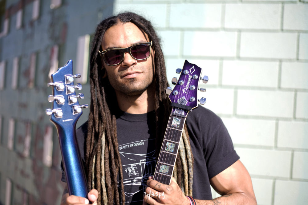 GUSTROYER: guitarrista ilustra ‘viagem alucinante’ em seu novo videoclipe, “Falling In The Galaxy”