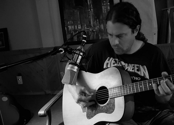 Vocalista brasileiro estreia em “Ancient Arts Of Survival”, novo disco do grupo norte-americano SUNRUNNER