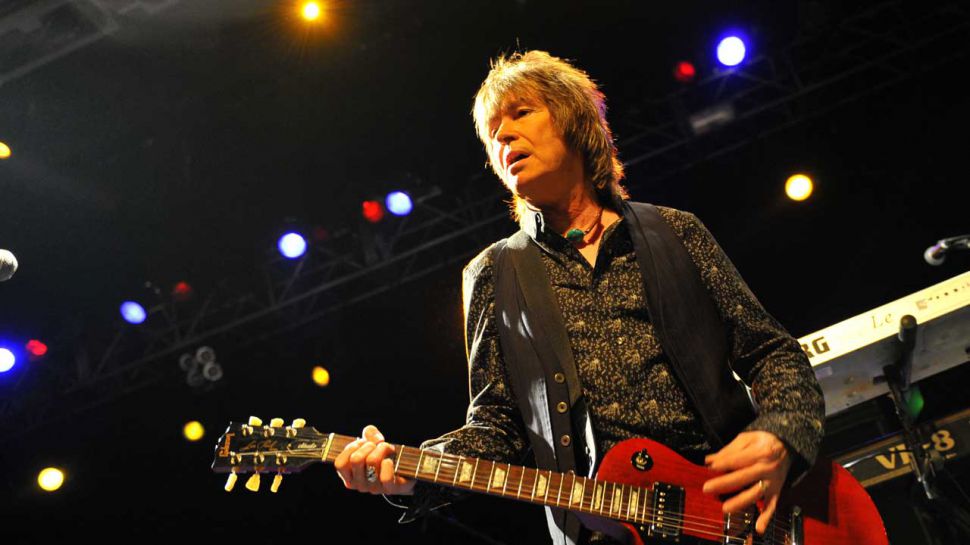 O guitarrista e tecladista do UFO Paul Raymond morre aos 73 anos