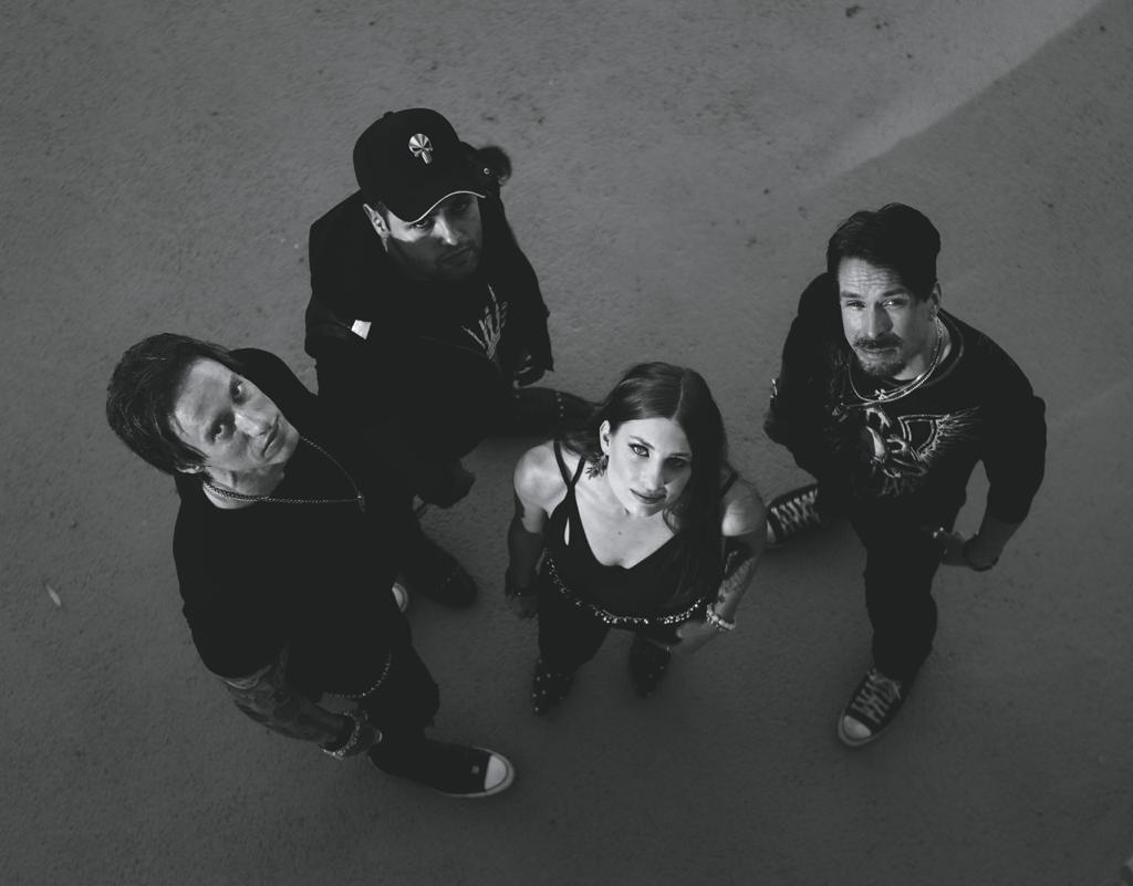 VELVET CHAINS: assista ao novo videoclipe “Tattooed”