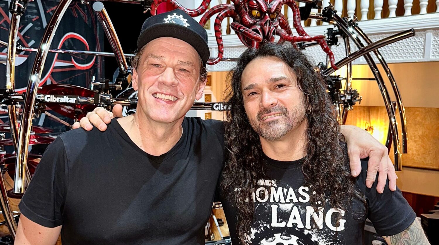 Bateristas AQUILES PRIESTER e THOMAS LAND lançam documentário “Too Close – Perto Demais”