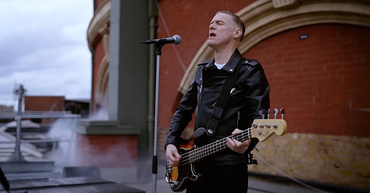 BRYAN ADAMS regrava “War Machine”, música do KISS que ajudou a compor