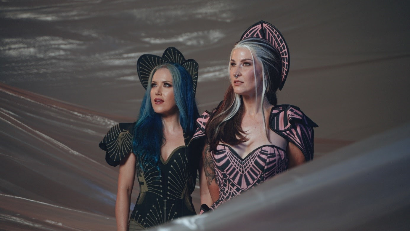 CHARLOTTE WESSELS se junta a ALISSA WHITE-GLUZ para novo single e clipe “Ode to the West Wind”
