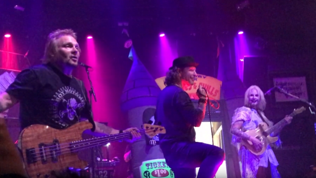 Confira Michael Anthony, John 5 e Corey Taylor tocando clássicos do VAN HALEN na Califórnia