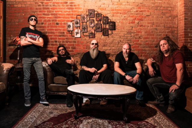 EXHORDER compara os álbuns “The Law” com o novo “Mourn The Southern Skyes” em novo trailer