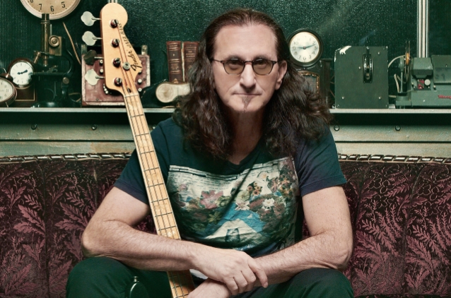 RUSH: O que Geddy Lee pensa sobre rearranjar velhas músicas de sua banda?