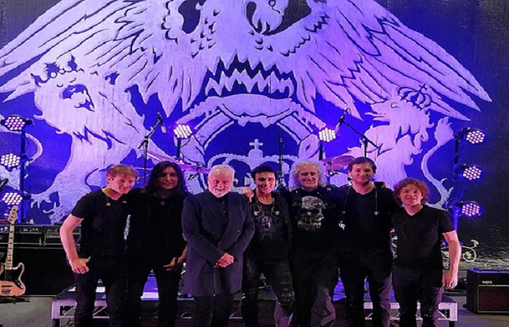 Queen Extravaganza: Produzido por Brian May e Roger Taylor, tributo oficial finalmente chega ao Brasil