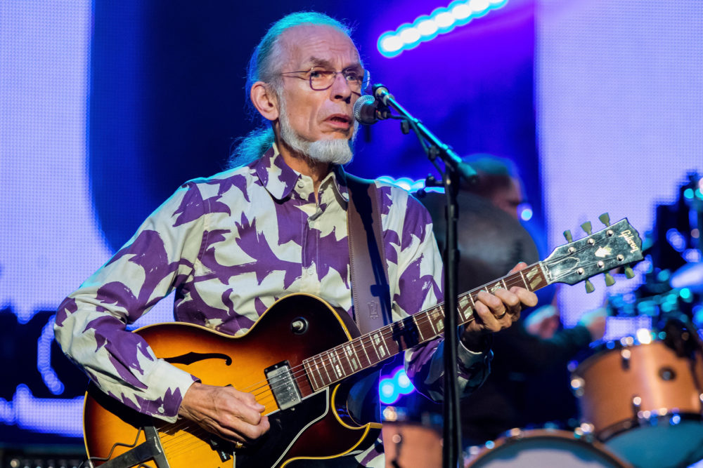STEVE HOWE (YES): “Meu deus do rock é CHUCK BERRY”