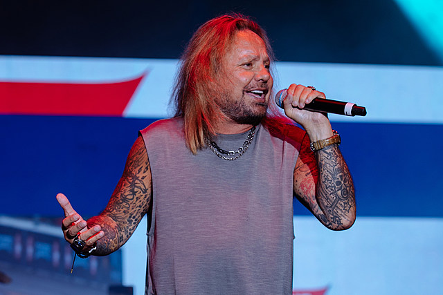 Tiroteio em Oklahoma (EUA) encerra show solo de VINCE NEIL, vocalista do MÖTLEY CRÜE
